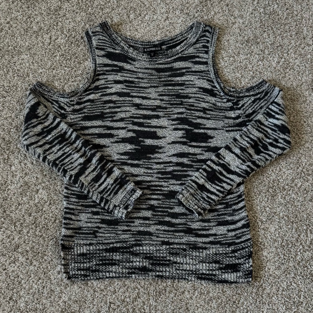 Express women’s long sleeve cold shoulder top size XS